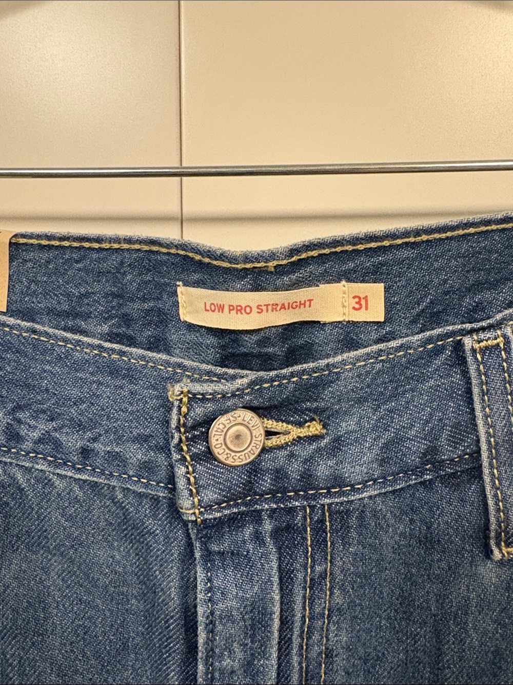 NWT Levi's Low Pro Straight Jeans Mid Rise Medium Wash Blue Size 31 - Picture 2 of 5